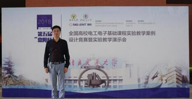 与海报合影-P2.jpg